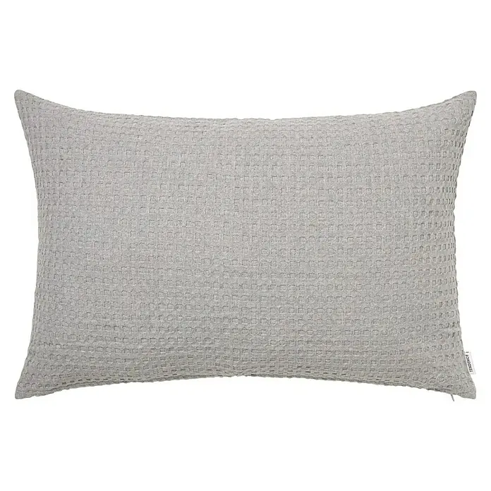 Cojín Waffle - 40 x 60 cm, Textil, Gris, Rectangular - Primer plano de un cojín rectangular gris claro con un patrón de gofre cuadrado para una decoración elegante.