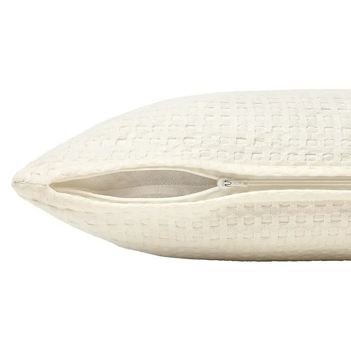 Cojín Waffle - 40 x 60 cm, Textil, Crudo, Rectangular - Primer plano de un cojín cuadrado de color crema con textura de gofre y detalle de cremallera.