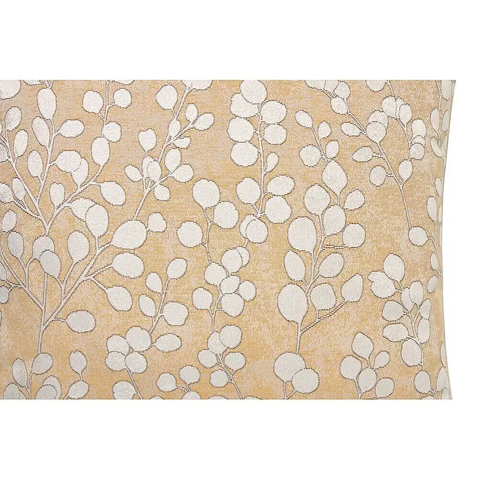 Cojín Jacquard Dayla - 45 x 45 cm, Textil, Mostaza, Cuadrado - Primer plano de un cojín decorativo con un delicado patrón de hojas blancas sobre un suave fondo dorado, ideal para detalles elegantes.