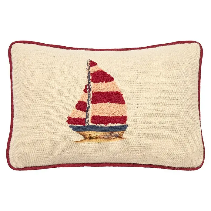 Cojín Velero Sail - 30 x 20 cm, Textil, Rojo, Rectangular - Cojín decorativo con diseño de velero, velas a rayas rojas y blancas, casco azul marino y borde rojo.