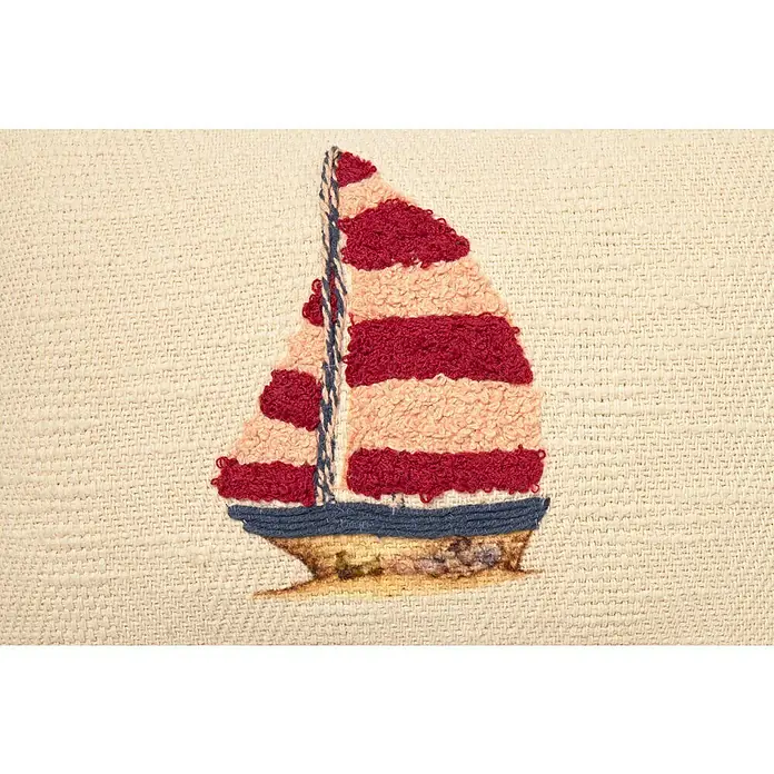 Cojín Velero Sail - 30 x 20 cm, Textil, Rojo, Rectangular - Primer plano de un velero bordado sobre un tejido claro, con rayas rosas y rojas y un casco azul oscuro.