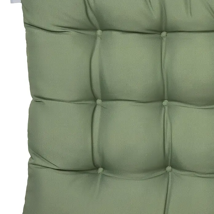 Cojín para silla water resist - 45 x 45 x 5 cm, Verde - Primer plano de un cojín tapizado de color verde claro con botones, que proporciona una superficie suave y cómoda para muebles.