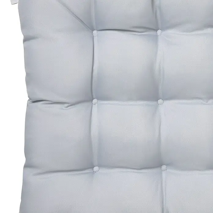 Cojín para silla water resist - 45 x 45 x 5 cm, Gris - Primer plano de un cojín de asiento acolchado de color gris claro con detalles de botones, ideal para muebles de exterior y decoración elegante del hogar.