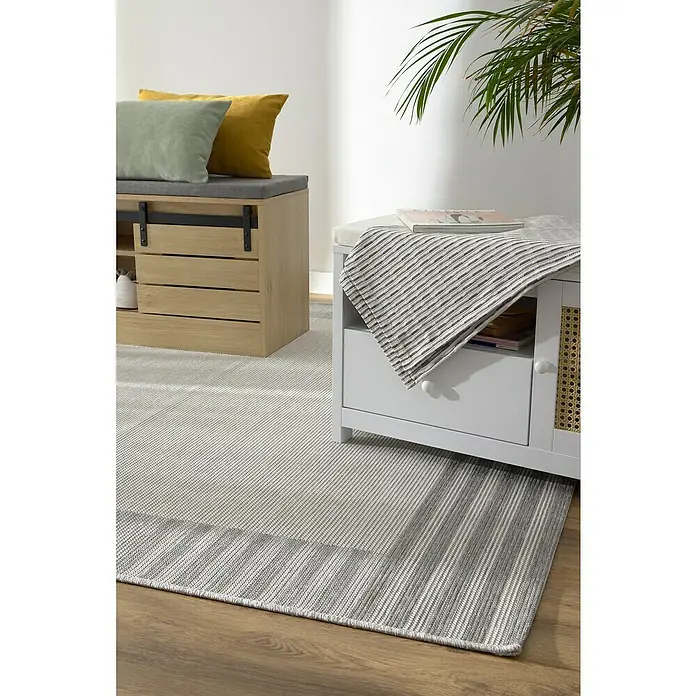 Alfombra exterior In/Out Marco - Gris, 110 x 60 cm, Polipropileno - Escena interior con una alfombra moderna de rayas grises que realza el atractivo visual y crea un ambiente agradable en la habitación.