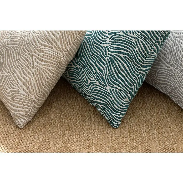 Cojín Jacquard Cebra - 50 x 30 cm, Textil, Taupe, Rectangular - Primer plano de cojines decorativos con un patrón ondulado en beige, verde y gris, colocados sobre una alfombra texturizada.