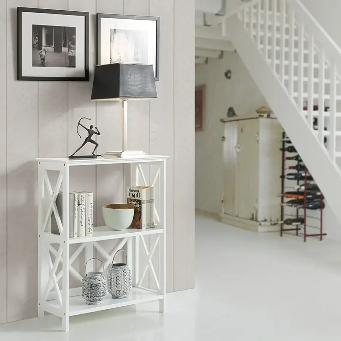 Estantería de madera Victoria - L x An x Al: 30 x 60 x 77 cm, Número de baldas: 3 ud., Blanco - Una estantería blanca de tres estantes, adornada con libros, una lámpara y decoración, complementa a la perfección la estética de la habitación.