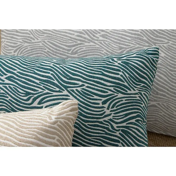 Cojín Jacquard Cebra - 50 x 30 cm, Textil, Taupe, Rectangular - Primer plano de cojines decorativos con patrones abstractos en verde azulado, beige y gris.