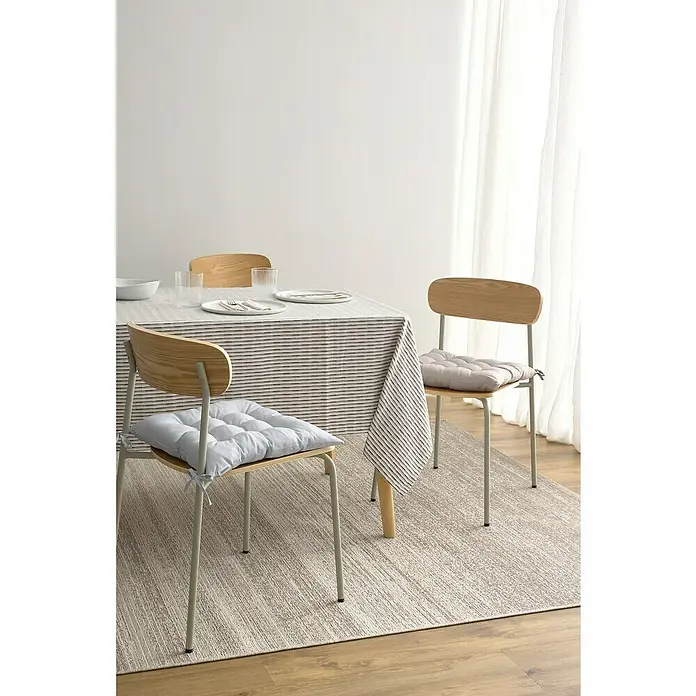 Cojín para silla water resist - 45 x 45 x 5 cm, Gris - Comedor minimalista con sillas de madera y cojines de asiento grises sobre una alfombra estampada. Una elegante mesa completa el ambiente.