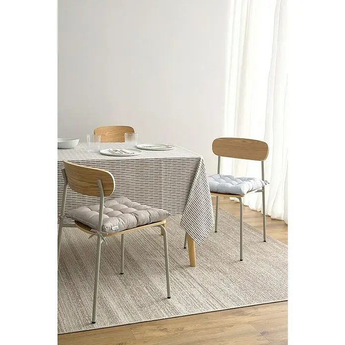 Cojín para silla water resist - 45 x 45 x 5 cm, Taupe - Elegante arreglo de comedor con sillas con cómodos cojines en colores a juego y un mantel a rayas.