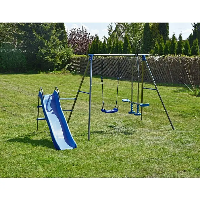 Kinderspielturm Thymek II - L x B x H: 230 x 150 x 195 cm, Blau - Kinderspielplatz im Garten mit Rutsche und Schaukel. Die Schaukel hat eine blaue Sitzfläche und die Rutsche ist ebenfalls blau.