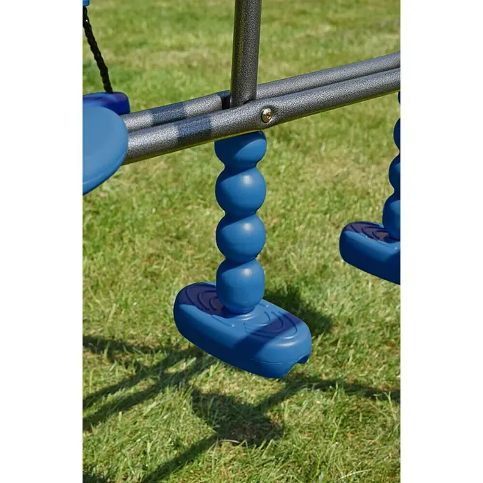 Kinderspielturm Olaf - L x B x H: 339 x 468 x 265 cm, Blau - Nahaufnahme eines blauen, kugelförmigen Trittbretts einer Kinderschaukel auf grünem Rasen.