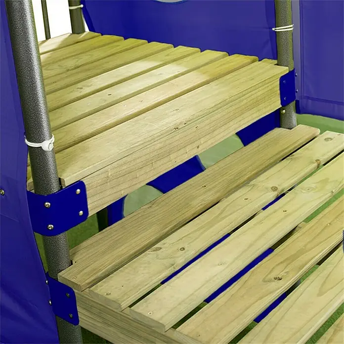 Kinderspielturm Olaf - L x B x H: 339 x 468 x 265 cm, Blau - Detailaufnahme einer hölzernen Spielplattform mit blauen Akzenten, ideal für den Außenbereich und Abenteuerspielplätze.