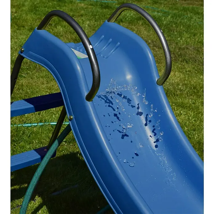 Kinderspielturm Thymek II - L x B x H: 230 x 150 x 195 cm, Blau - Das Bild zeigt eine blaue Kinderrutsche mit Wasser, die im Garten steht und zum Spielen einlädt.