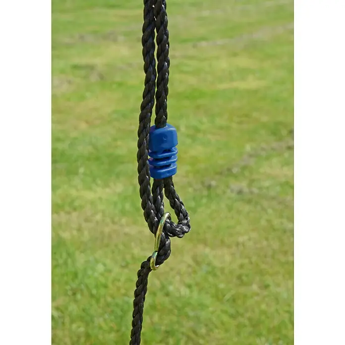 Kinderspielturm Olaf - L x B x H: 339 x 468 x 265 cm, Blau - Detailaufnahme eines schwarzen Seils mit blauem Stopper und Metallring, Teil einer Schaukel.