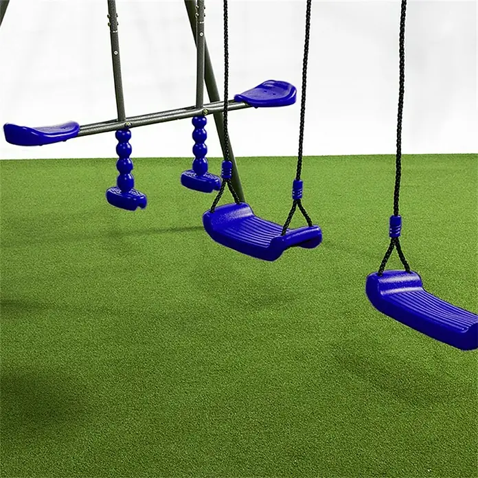 Kinderspielturm Olaf - L x B x H: 339 x 468 x 265 cm, Blau - Nahaufnahme einer blauen Kinderschaukel auf einem Spielplatz mit grünem Kunstrasen.