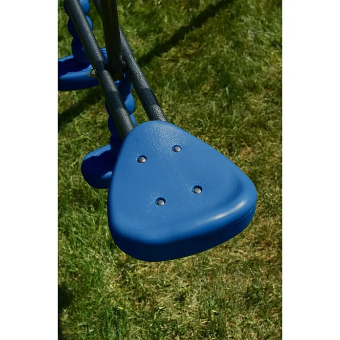 Kinderspielturm Olaf - L x B x H: 339 x 468 x 265 cm, Blau - Nahaufnahme eines blauen Schaukelsitzes auf einer grünen Rasenfläche, der Teil eines Spielplatzes oder Gartens ist.