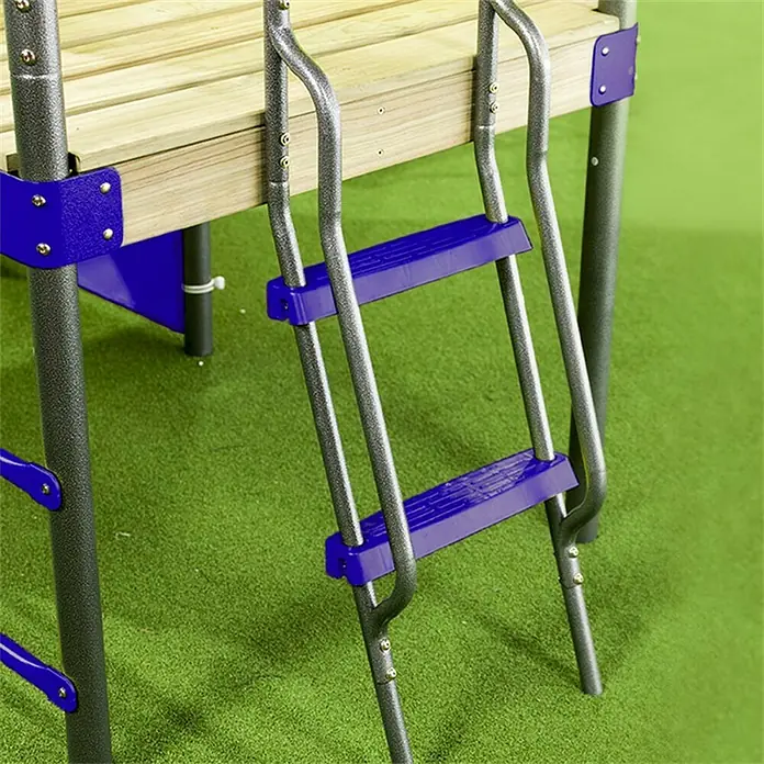Kinderspielturm Olaf - L x B x H: 339 x 468 x 265 cm, Blau - Nahaufnahme einer Spielplatzleiter mit blauen Sprossen und silbernen Holmen auf einem grünen Untergrund.