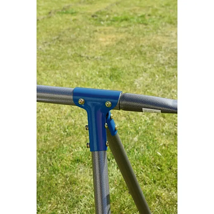 Kinderspielturm Thymek II - L x B x H: 230 x 150 x 195 cm, Blau - Detailansicht eines blauen Verbindungsstücks aus Metall, das mehrere graue Metallrohre eines Produkts verbindet.