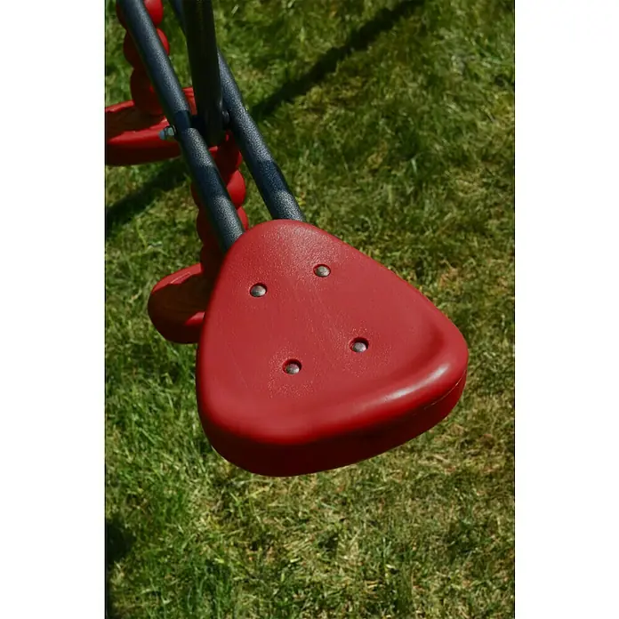 Kinderspielturm Thymek II - L x B x H: 230 x 150 x 195 cm, Rot - Nahaufnahme eines roten Schaukelsitzes mit Metallakzenten auf einem Spielplatz im Freien.
