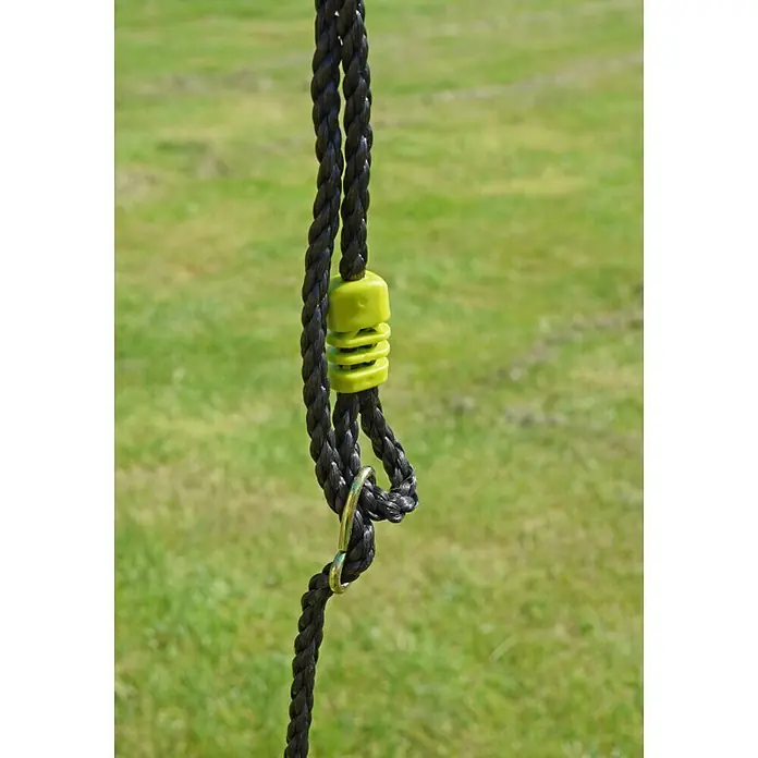 Kinderspielturm Thymek II - L x B x H: 230 x 150 x 195 cm, Hellgrün - Nahaufnahme eines schwarzen Seils mit grünem Stopper und Metallring vor einem unscharfen, grünen Hintergrund.