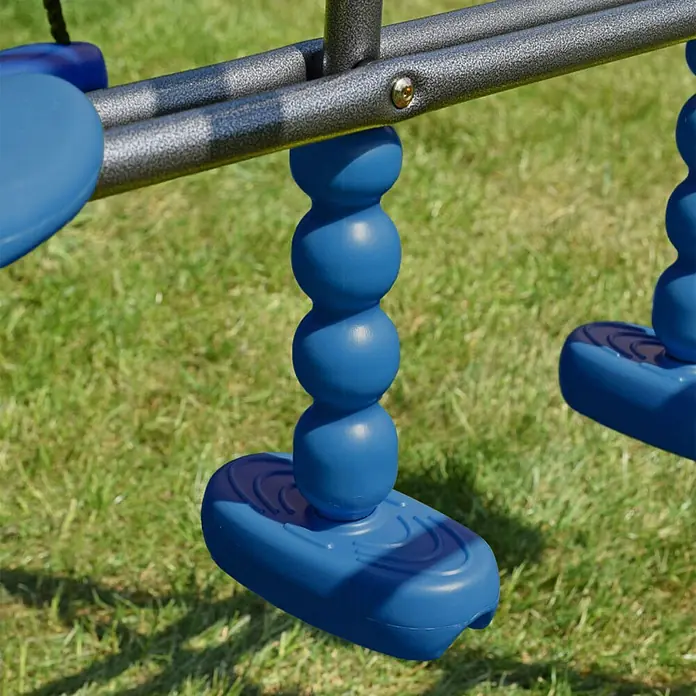 Kinderspielturm Aleks II - L x B x H: 180 x 216 x 195 cm, Blau - Nahaufnahme eines blauen Steppers für ein Trampolin, der an einer robusten, grauen Metallstruktur befestigt ist.