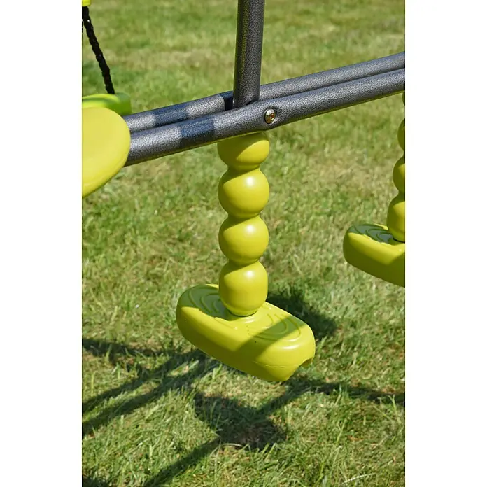Kinderspielturm Thymek II - L x B x H: 230 x 150 x 195 cm, Hellgrün - Nahaufnahme eines grünen Kinderschaukel-Sitzes mit einem grauen Metallrahmen auf einem Rasen. Ideal für den Garten.