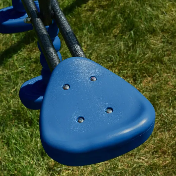 Kinderspielturm Allan II - L x B x H: 150 x 400 x 195 cm, Blau - Nahaufnahme eines blauen Schaukelsitzes mit Metallbolzen, der an einer Spielplatzstruktur befestigt ist.