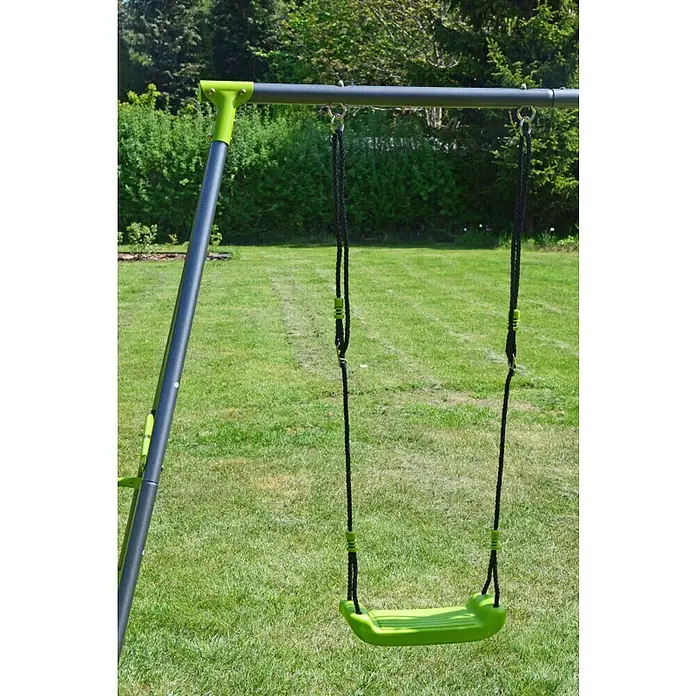 Kinderspielturm Thymek II - L x B x H: 230 x 150 x 195 cm, Hellgrün - Schaukel mit einem Rahmen aus grauem Metall und einem grünen Sitz. Sie steht auf einer Rasenfläche mit Bäumen im Hintergrund.