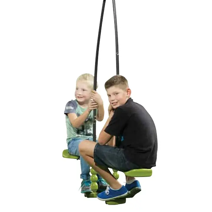 Kinderspielturm Allan II - L x B x H: 150 x 400 x 195 cm, Hellgrün - Zwei Kinder sitzen auf einem attraktiven Doppelschaukel-Spielgerät im Freien, das Spaß und Bewegung kombiniert.