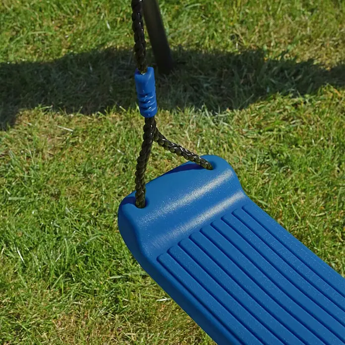 Kinderspielturm Allan II - L x B x H: 150 x 400 x 195 cm, Blau - Nahaufnahme einer blauen Schaukelsitzfläche mit Rillenmuster und einem schwarzen Seil mit blauem Griff im Freien auf Rasen.