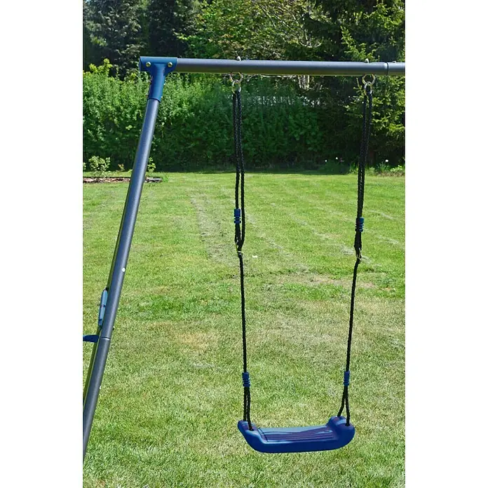 Kinderspielturm Allan II - L x B x H: 150 x 400 x 195 cm, Blau - Schaukel mit blauem Sitz, befestigt an einem robusten, grauen Metallrahmen im Garten. Ideal für Kinder, um draußen Spaß zu haben.