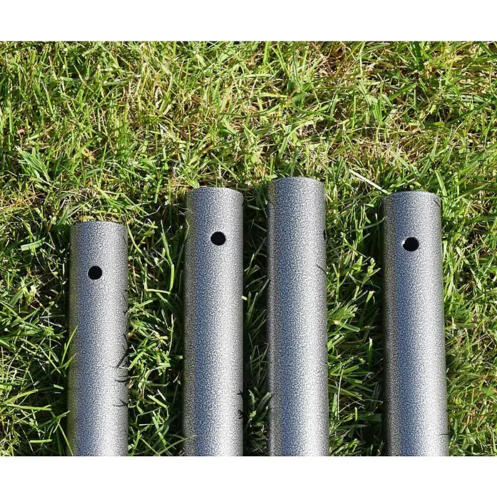 Kinderspielturm Allan II - L x B x H: 150 x 400 x 195 cm, Blau - Vier silberne Metallpfosten mit Löchern liegen auf dem grünen Gras, wahrscheinlich Teile eines Produkts für den Außenbereich.