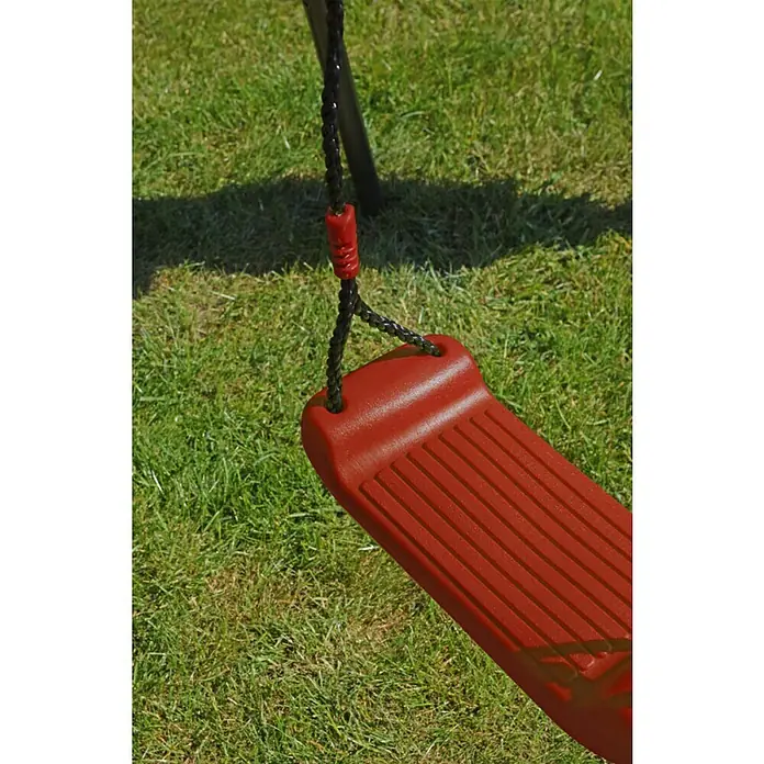 Kinderspielturm Thymek II - L x B x H: 230 x 150 x 195 cm, Rot - Nahaufnahme einer roten Schaukelsitzfläche mit schwarzen Seilen auf Rasen, perfekt für Spielplätze und Garten.