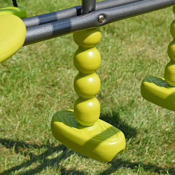 Kinderspielturm Aleks II - L x B x H: 180 x 216 x 195 cm, Hellgrün - Nahaufnahme einer hellgrünen Schaukel mit einer Sprossenleiter unter einem grauen Rahmen, ideal für Spielplätze.