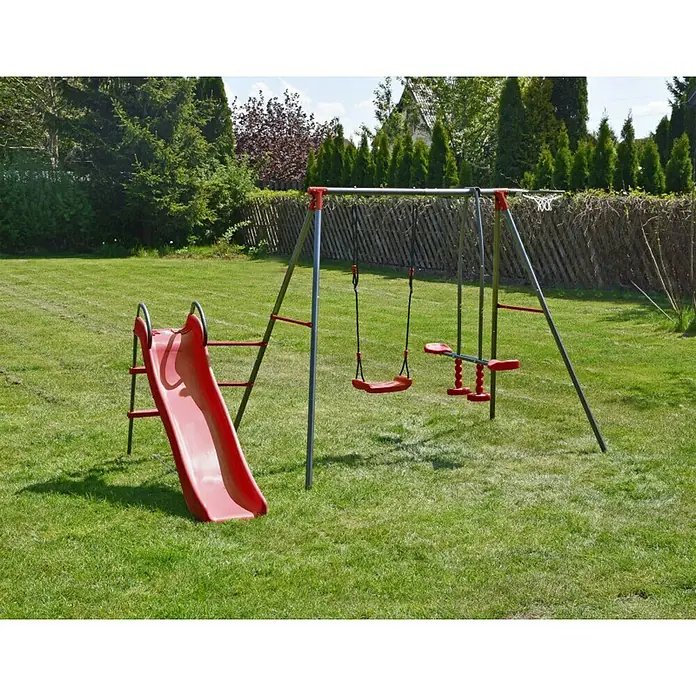 Kinderspielturm Thymek II - L x B x H: 230 x 150 x 195 cm, Rot - Spielplatz mit roter Rutsche und Schaukel vor dem Hintergrund eines Gartens.