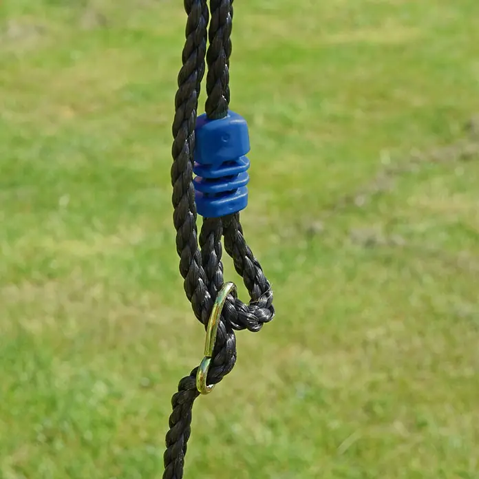 Kinderspielturm Allan II - L x B x H: 150 x 400 x 195 cm, Blau - Nahaufnahme eines schwarzen Seils mit einem blauen Kunststoffstück und einem Metallring vor einem unscharfen grünen Hintergrund.