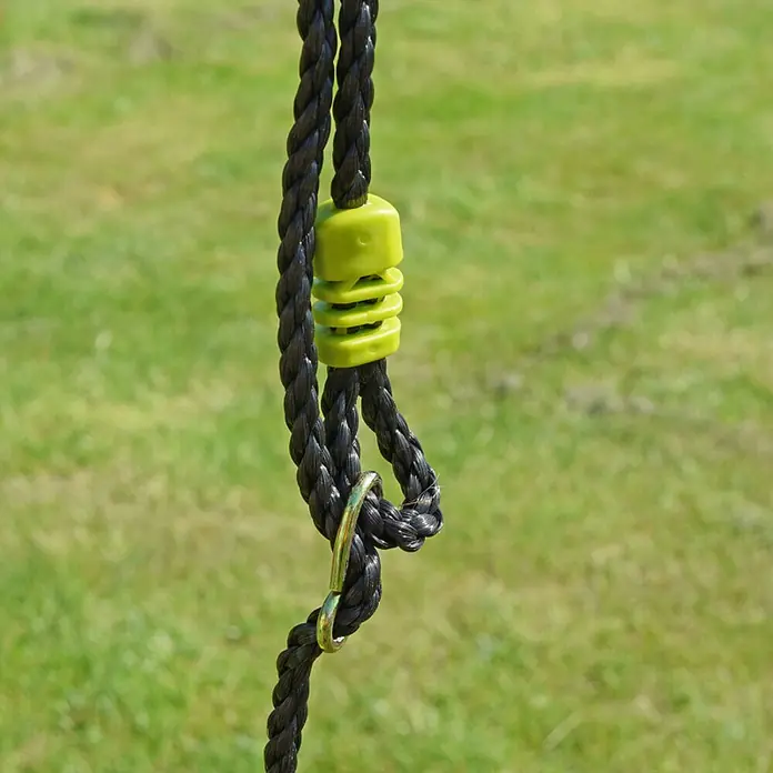 Kinderspielturm Aleks II - L x B x H: 180 x 216 x 195 cm, Hellgrün - Nahaufnahme eines schwarzen Seils mit einem hellgrünen Stopper und einem Metallring, ideal für Spielplatzgeräte oder Schaukeln.