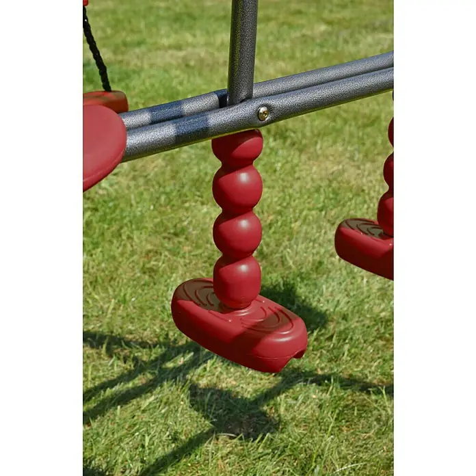Kinderspielturm Thymek II - L x B x H: 230 x 150 x 195 cm, Rot - Detailaufnahme einer roten Wippe für Kinderspielplätze mit Metallrahmen auf Rasen.