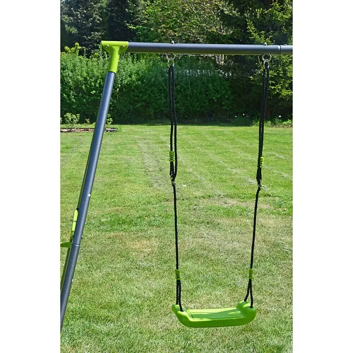 Kinderspielturm Allan II - L x B x H: 150 x 400 x 195 cm, Hellgrün - Eine grüne Kinderschaukel hängt an einem grauen Schaukelgestell mit grünen Akzenten im Garten.