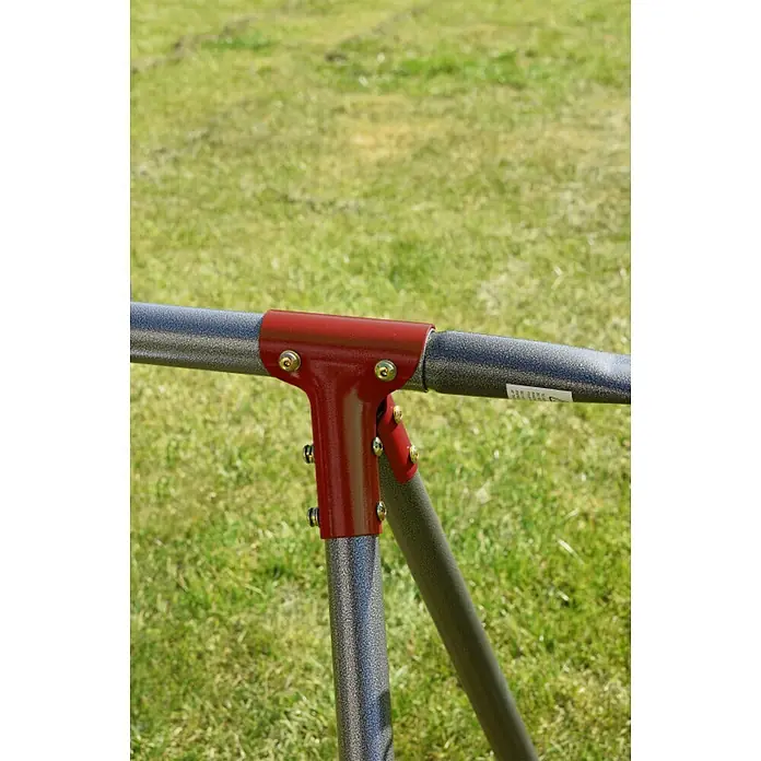 Kinderspielturm Thymek II - L x B x H: 230 x 150 x 195 cm, Rot - Nahaufnahme einer roten T-Verbindung an einem grauen Metallrahmen mit Schrauben befestigt.