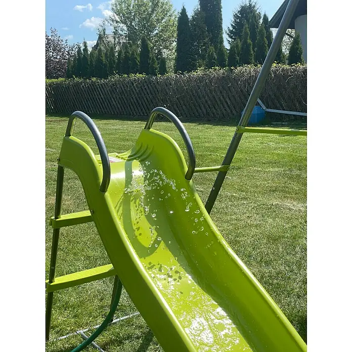 Kinderspielturm Thymek II - L x B x H: 230 x 150 x 195 cm, Hellgrün - Nahaufnahme einer hellgrünen Kinderrutsche im Garten mit Wasser darauf, die zum Spielen einlädt.