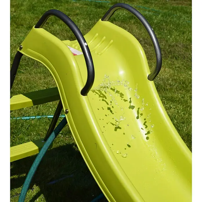 Kinderspielturm Maks II - L x B x H: 480 x 185 x 195 cm, Hellgrün - Nahaufnahme einer gelben Kinderrutsche mit Wasserfontäne, die an einem sonnigen Tag für Spaß im Garten sorgt.