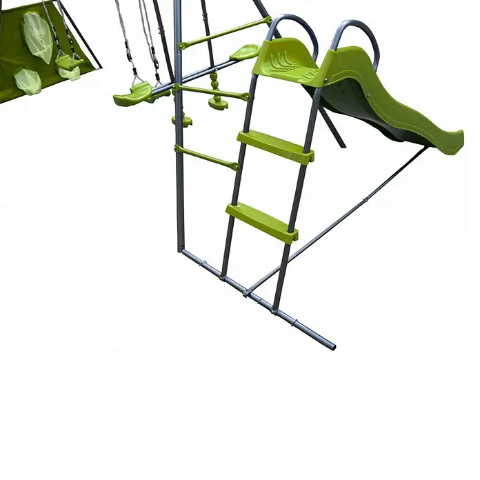 Kinderspielturm Maks II - L x B x H: 480 x 185 x 195 cm, Hellgrün - Nahaufnahme einer grünen Kinderrutsche mit Leiter und Kletterwand auf einem Spielplatz im Freien.