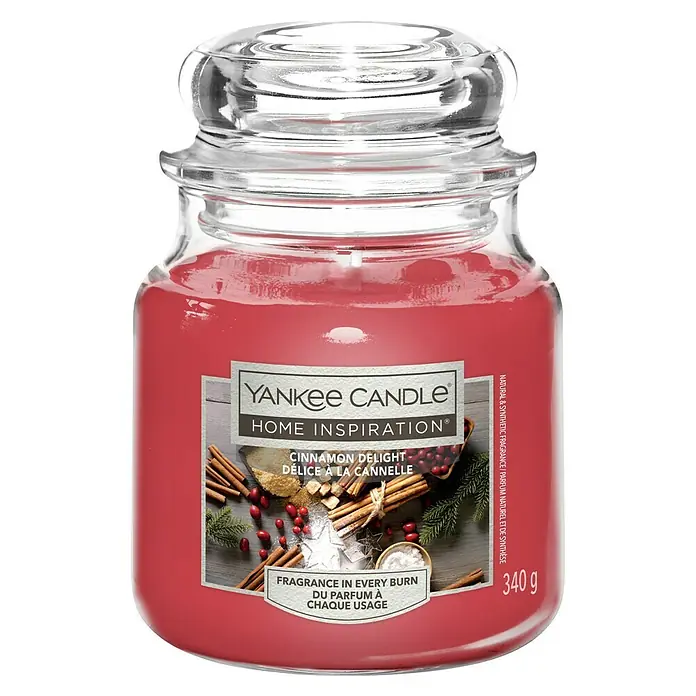 Yankee Candle Home Inspirations Duftkerze - Im Glas, Cinnamon Delight, Medium - Yankee Candle Home Inspiration 'Cinnamon Delight' in klarem Glas mit Deckel, mit rötlichem Wachs und einem Etikett mit Zimt, Preiselbeeren und Zucker.