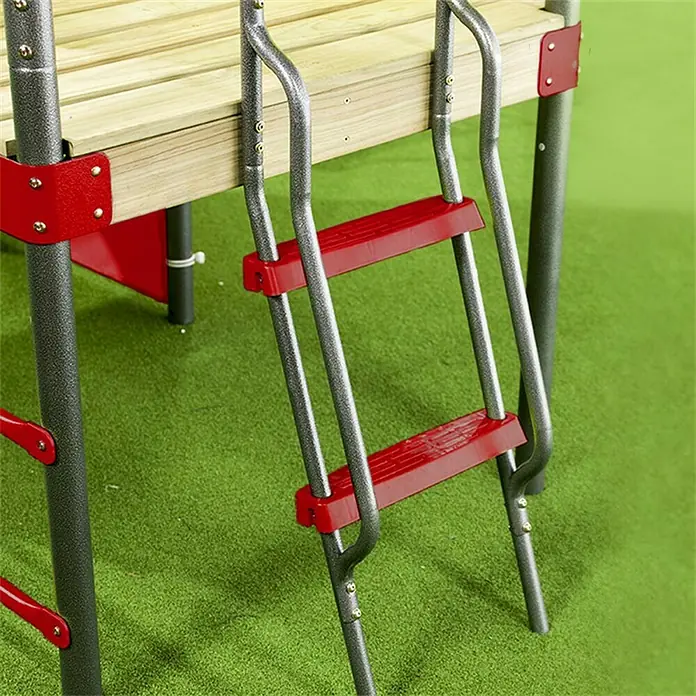 Kinderspielturm Olaf - L x B x H: 339 x 468 x 265 cm, Rot - Nahaufnahme einer Metall-Leiter mit roten Stufen, die zu einer Holzplattform führt, eingebettet in eine grüne Umgebung.