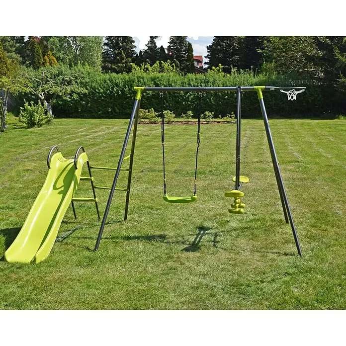 Kinderspielturm Thymek II - L x B x H: 230 x 150 x 195 cm, Hellgrün - Ein grüner Spielplatz mit Schaukel, Rutsche und Basketballkorb auf einem Rasen bietet vielfältige Spielmöglichkeiten im Freien.