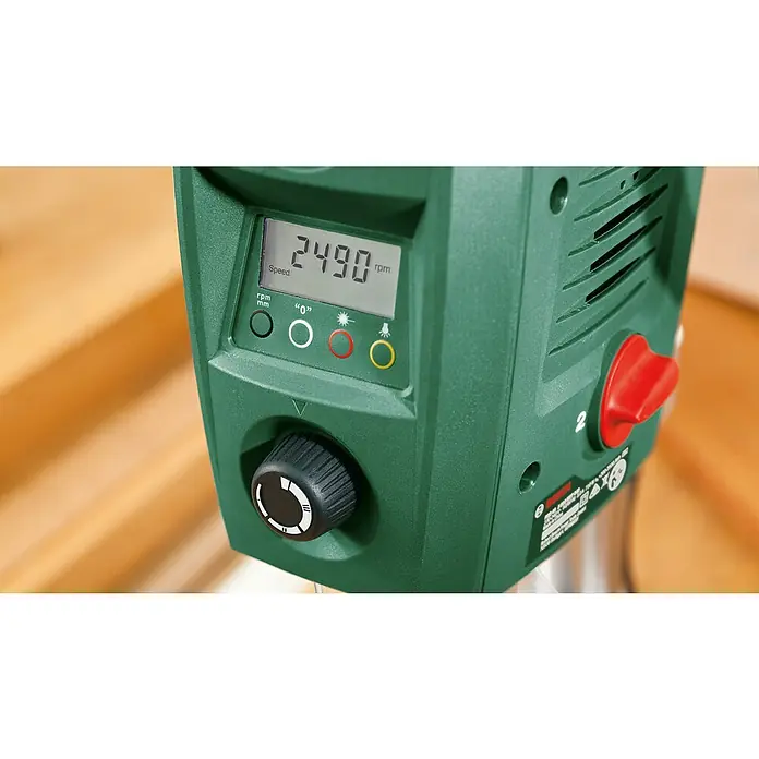 Bosch Tischbohrmaschine PBD 40 - Hub: 90 mm - Detailaufnahme einer Bosch-Oberfräse mit digitaler Geschwindigkeitsanzeige und Bedienelementen für präzise Einstellungen.