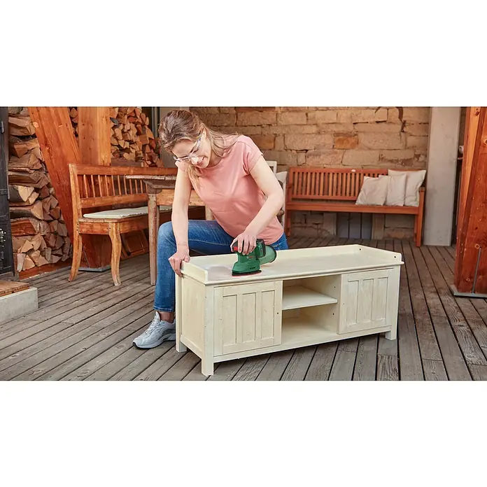Bosch Power for All 18V Akku-Deltaschleifer EasySander 18V-8 - 18 V, Ohne Akku, Leerlaufschwingzahl: 22.000 U/min - Frau schleift Holzschrank im Freien mit Schleifmaschine, um ihm ein glattes Finish zu verleihen.