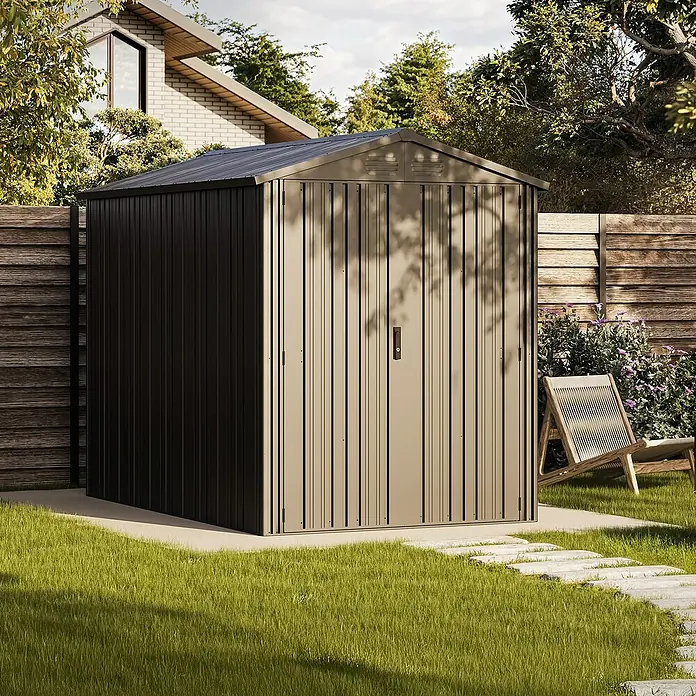 Hoggar Gerätehaus Pioneer Y50 - Außenmaß inkl. Dachüberstand (B x T): 168 x 256 cm, Anthrazit, Stahl, 4,3 m² - Metallgartenhaus vor einem Holzzaun und einem Haus. Das Gartenhaus hat eine Tür und ist in zwei Farben gehalten.