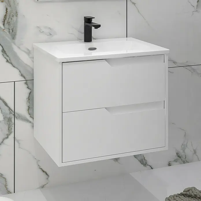 Disbain Conjunto de mueble de baño Casiopea - Ancho: 60 cm, Blanco mate, Mate - Un moderno mueble de baño blanco con dos cajones y un elegante grifo negro sobre una pared de azulejos de mármol.